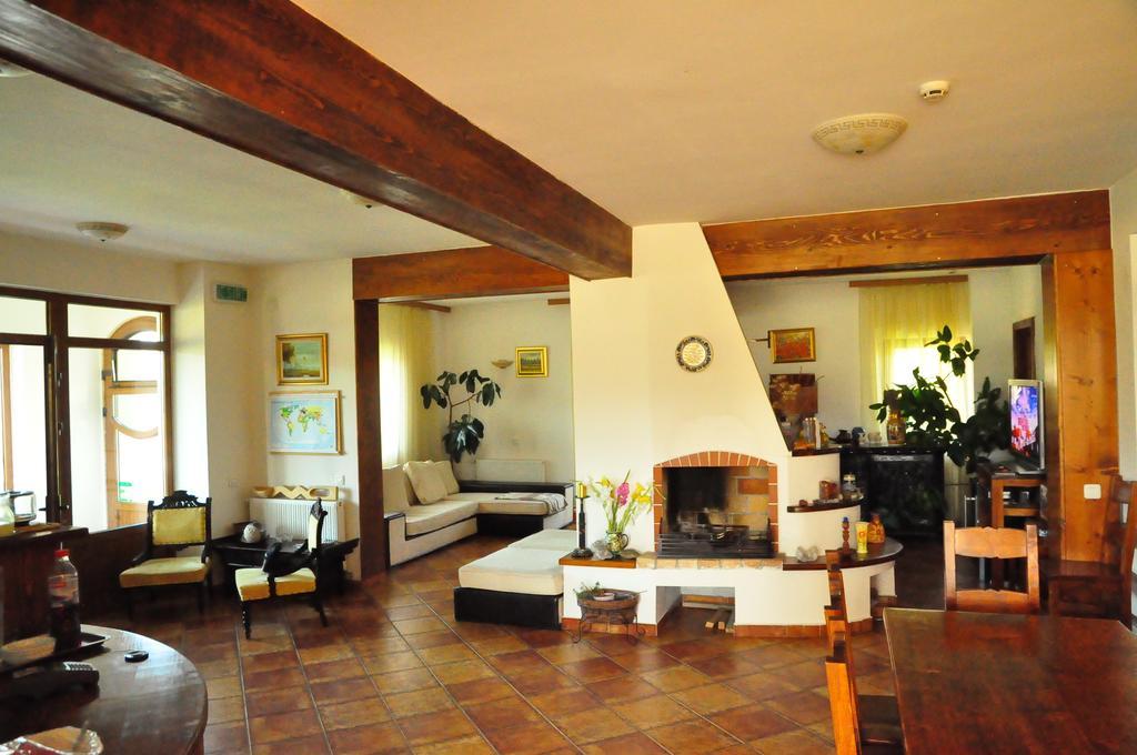 Pension Irina Hotel อาเรฟู ภายนอก รูปภาพ